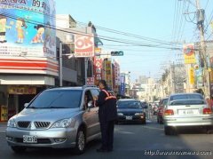 人潮汹涌 交通无法负荷赏灯游客抱怨连连