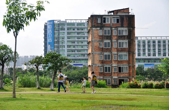 2011年，广深高铁开通，这栋950平米的建筑，曾被谈到2000多万的补偿款，由于屋主的拒绝，至今仍高耸至此。