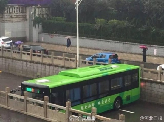 暴雨中最牛公交掉头