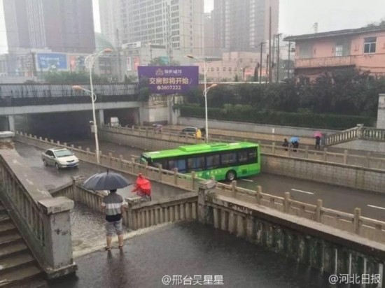 暴雨中最牛公交掉头